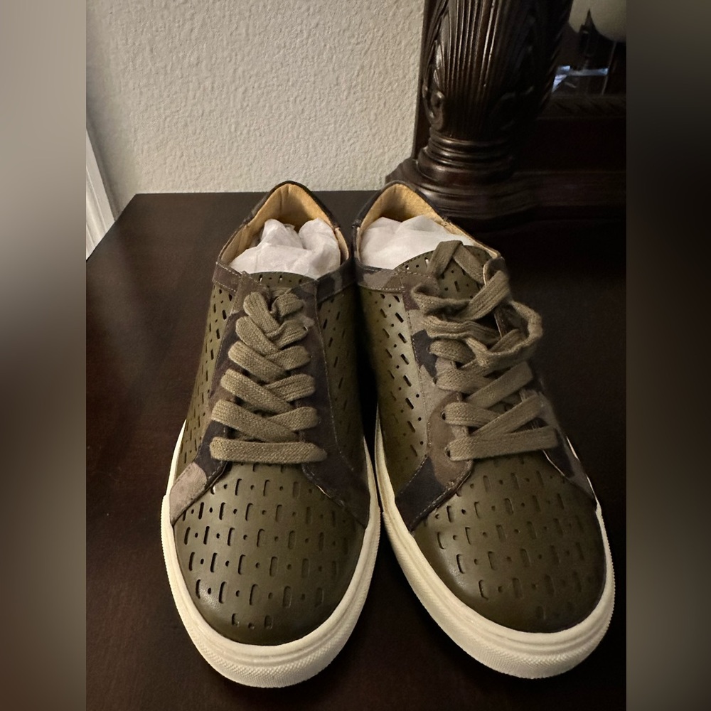 Woman’s camo colored tennis shoes New in box - Picture 3 of 7
